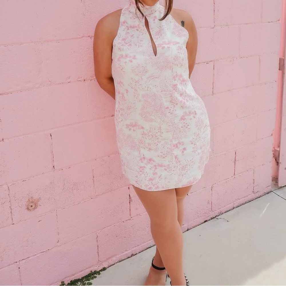 Chic Floral Mini Dress in Soft Pink